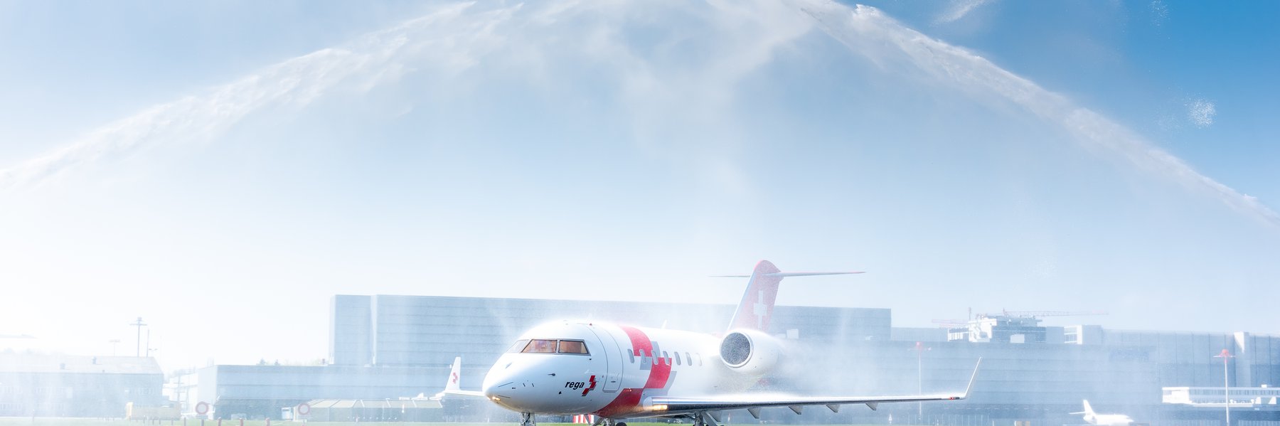 Wasserbogen als Willkommensgruss für den neuen Jet
