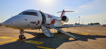 A l’aéroport, un avion-ambulance est prêt à embarquer un patient