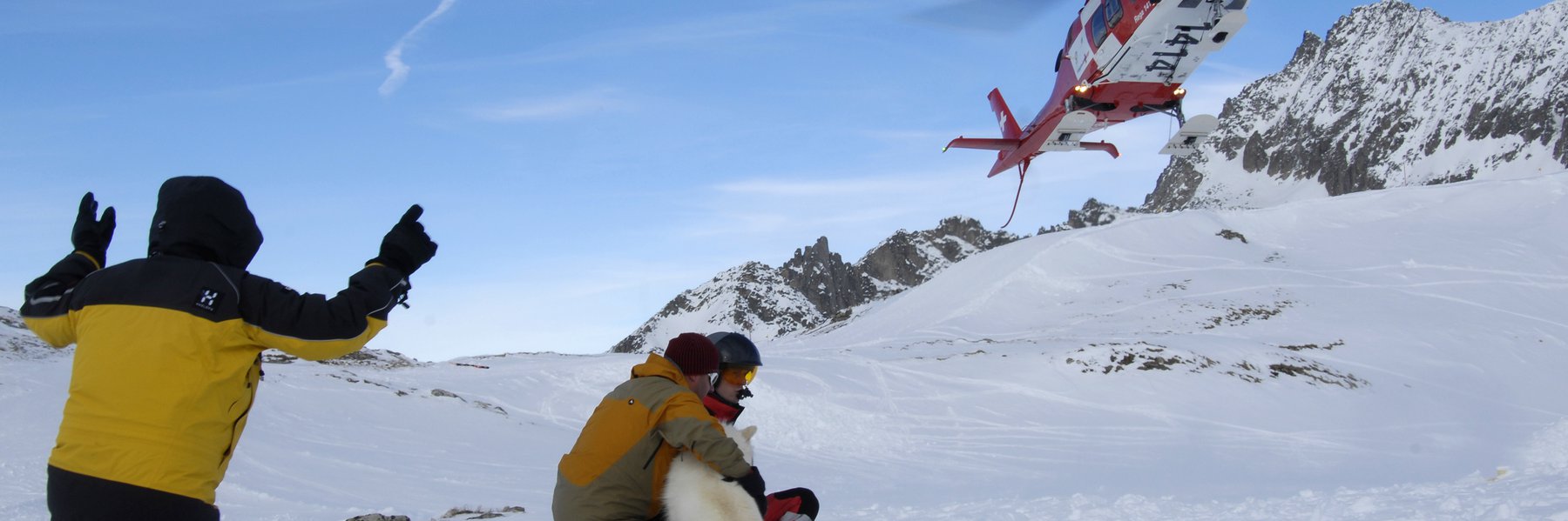 Ein Bergretter des Schweizer Alpen-Club SAC weist den Rega-Helikopter ein.