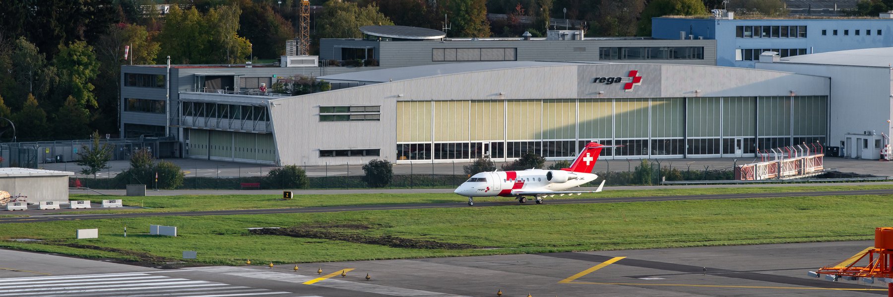 Jet d'ambulanza davanti al Centro Rega sulla strada per la pista di atterraggio