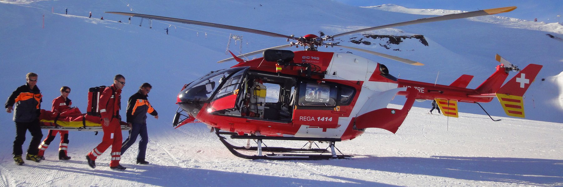 Rega Helikopter auf Skipiste