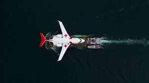 Transfert de l’avion HB-JRA au Musée suisse des transports par le lac 