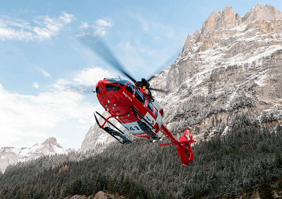 L’hélicoptère de sauvetage lors d’une intervention en montagne Un hélicoptère de sauvetage intervient en région montagneuse