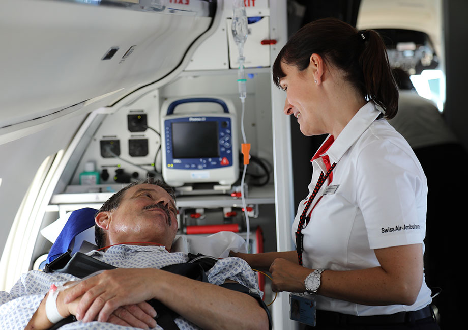 Un médecin d’avion-ambulance soigne un patient