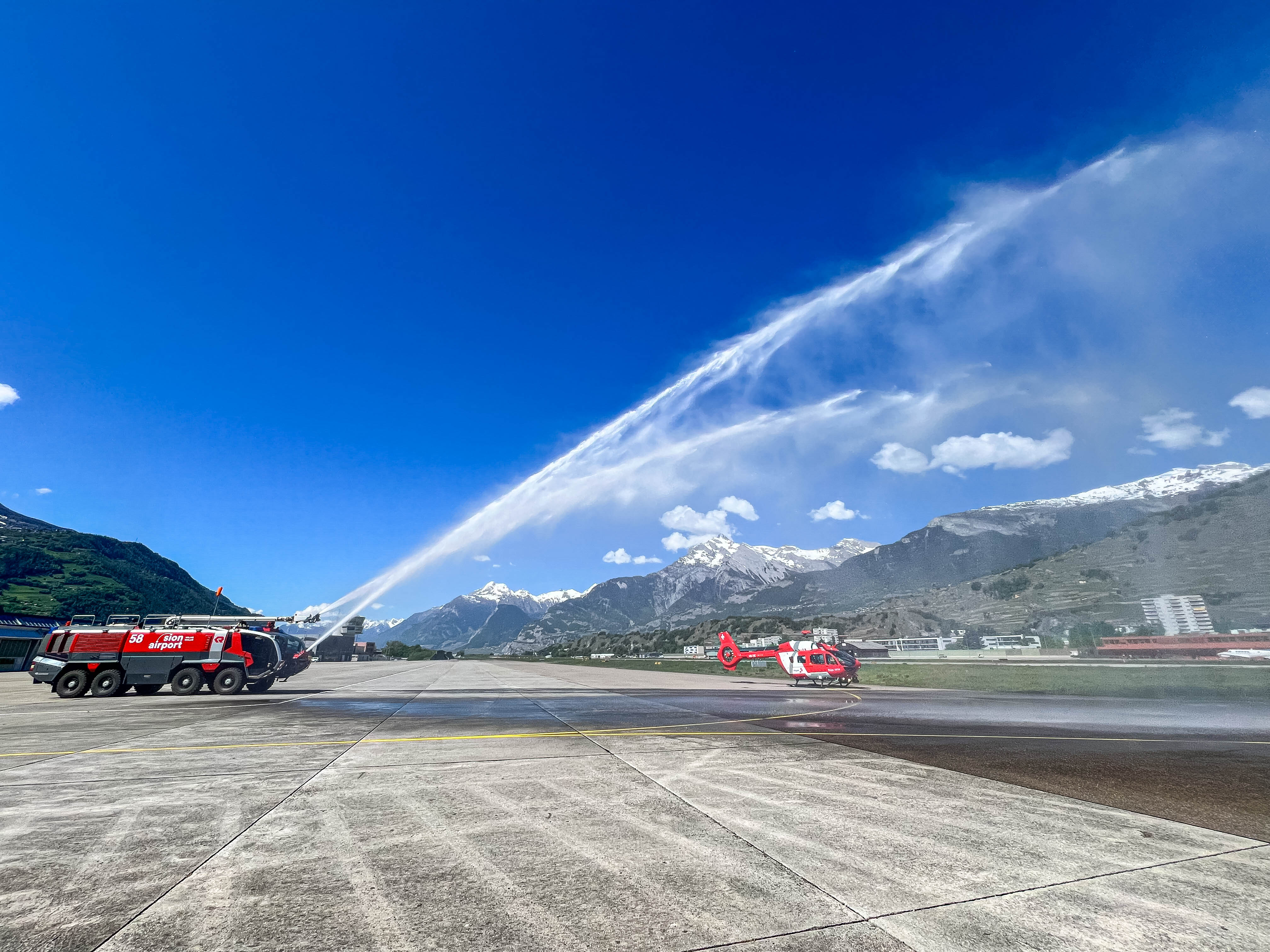 Ein Wasserwerfer spritzt Wasser vor dem neuen Helikopter